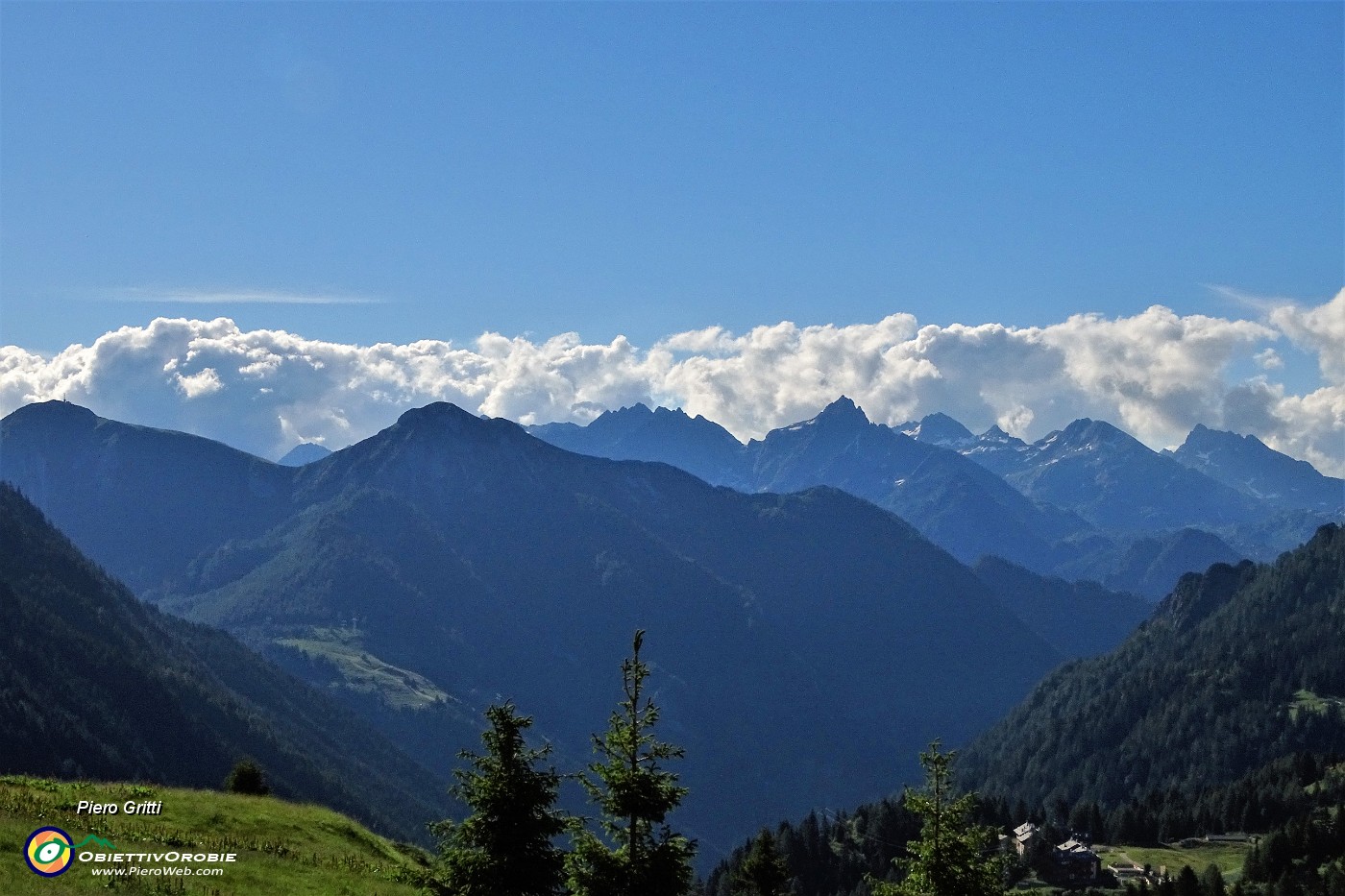 12 Vista lontano verso le montagne dei Laghi Gemelli .JPG